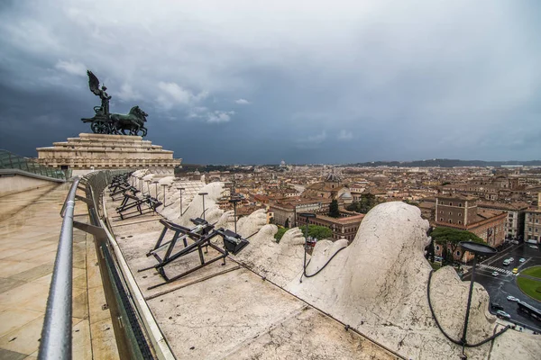 Roma, Italia - Noviembre de 2018: Vista desde la terraza de la azotea Terrazza delle Quadrighe en la parte superior del complejo del Museo Vittoriano . —  Fotos de Stock