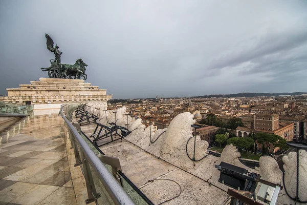 Roma, Italia - November 2018: Pemandangan dari atap Terrazza delle Quadrighe teras di atas kompleks Museum Vittoriano . — Stok Foto