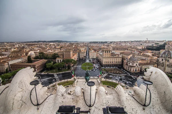 Roma, Italia - noiembrie 2018: Vedere de la terasa Terrazza delle Quadrighe de pe acoperișul Complexului Muzeal Vittoriano . — Fotografie, imagine de stoc