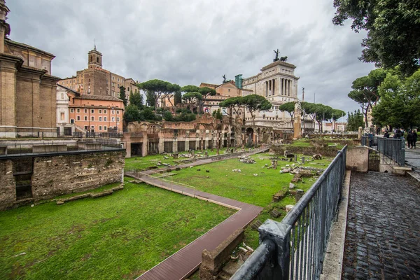 Rooma, Italia - marraskuu, 2018: Romanifoorumin maisema-osio Roomassa. Näkymä Saint Luca e Martinan kirkkoon, Curia Juliaan tai senaattiin ja Victor Emmanuel II:n kansallismuistomerkkiin — kuvapankkivalokuva