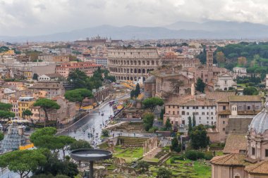Roma tarihi merkezi - imparatorluk Forum ve Colosseum diğer vatan medyan terasından panoramik görünüm