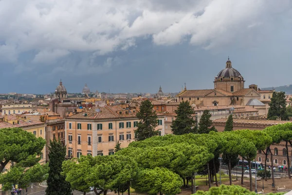 Vista sobre el centro de Roma, Italia. Hermosa vista de la ciudad antes de la lluvia —  Fotos de Stock