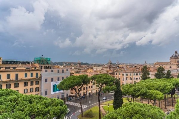 Pemandangan di atas pusat kota Roma, Italia. pemandangan kota yang indah sebelum hujan — Stok Foto