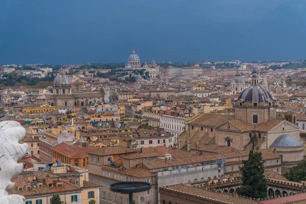 Vista sul centro di Roma, Italia. Bella vista sulla città prima della pioggia — Foto Stock