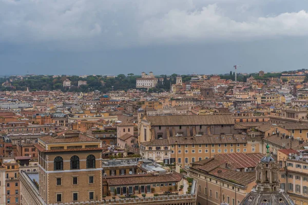 Pemandangan dari atas Roma dan bangunan bersejarah kota . — Stok Foto