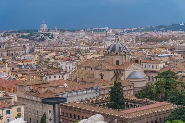 Vista dall'alto di Roma e dagli edifici storici della città . — Foto Stock
