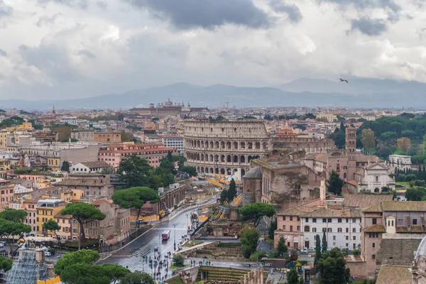 Vista panoramica sul centro storico di Roma Foro Imperiale e Colosseo dalla terrazza mediana dell'Altra Patria — Foto Stock