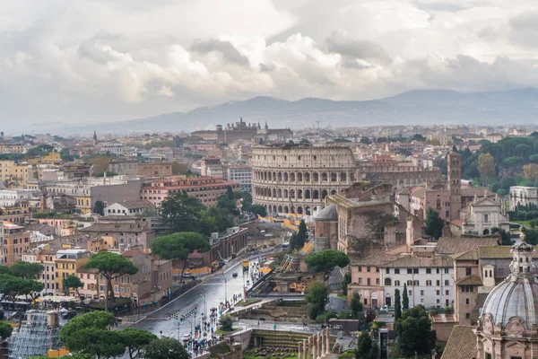 Veduta aerea del Foro Romano e del Colosseo di Roma. Roma dall'alto. Centro città . — Foto Stock