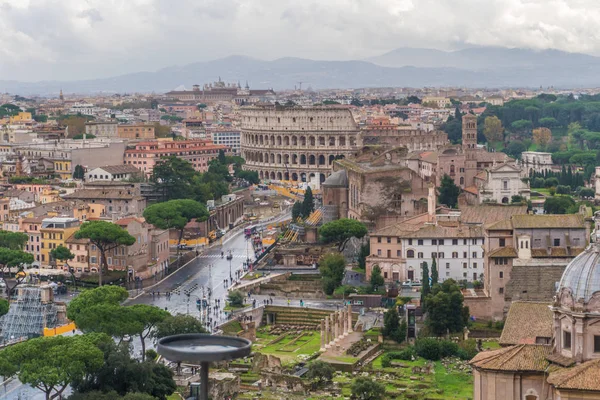 Vista panoramica sul centro storico di Roma Foro Imperiale e Colosseo dalla terrazza mediana dell'Altra Patria — Foto Stock