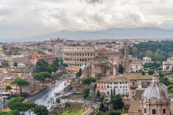 Veduta aerea del Foro Romano e del Colosseo di Roma. Roma dall'alto. Centro città . — Foto Stock