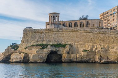 Valletta şehri denizden mimarisi ile görüntüleyin