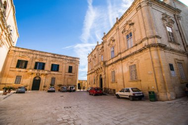 Mdina, Malta - Kasım, 2018: güzel manzara şehrin eski dar Ortaçağ sokak Mdina, Malta