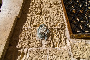 Mdina, Malta - Kasım, 2018: güzel manzara şehrin eski dar Ortaçağ sokak Mdina, Malta