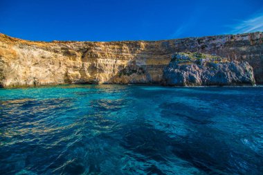Akdeniz Malta yakınındaki muhteşem mavi sularına bir tekneden blue grotto yakınındaki