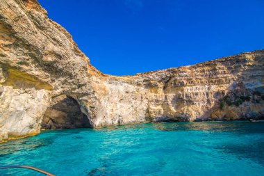 Uçurum ve Deniz Manzaralı, tekne, Malta Adası Comino. Deniz manzarası, Malta, Comino ve Gozo Adaları