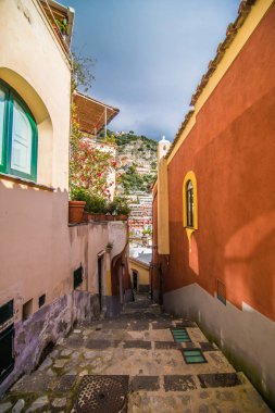 Positano, İtalya - Kasım, 2018: eski rahat Positano kasaba, Campania, İtalya'da sokak