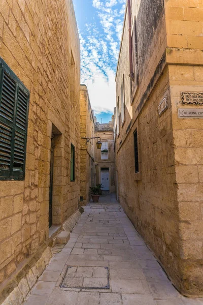 Rua estreita na cidade de Mdina, Malta em dia ensolarado — Fotografia de Stock