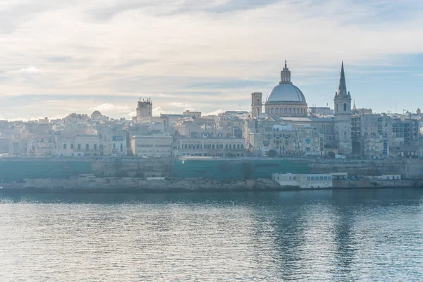 Uitzicht op Valletta stad met de architectuur van de zee — Stockfoto