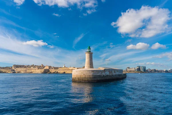 De vuurtoren van het groen in de Grand Harbour in Valletta stad hoofdstad van Malta. Malta island. Middellandse Zee — Stockfoto