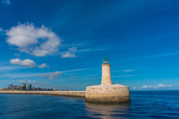 De vuurtoren van het groen in de Grand Harbour in Valletta stad hoofdstad van Malta. Malta island. Middellandse Zee — Stockfoto