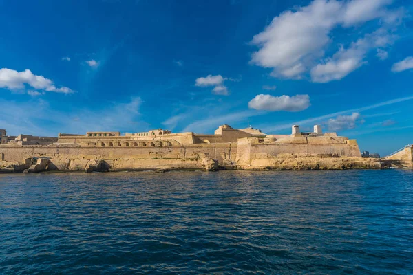 Uitzicht op Valletta stad met de architectuur van de zee — Stockfoto