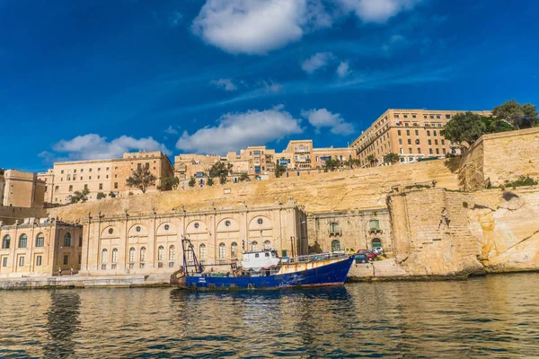 Bekijk op Valletta met de architectuur van de zee op de boot — Stockfoto