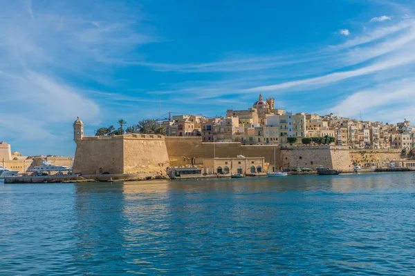 Uitzicht vanaf de boot op de pittoreske Golf en drie steden, Malta — Stockfoto