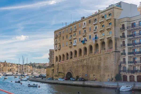 Uitzicht vanaf de boot op de pittoreske Golf en drie steden, Malta — Stockfoto