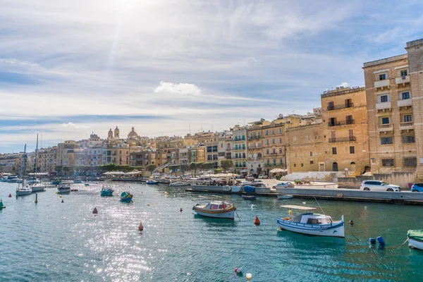 Malta - November, 2018: Uitzicht op de havens van Malta steden van de boottocht. — Stockfoto