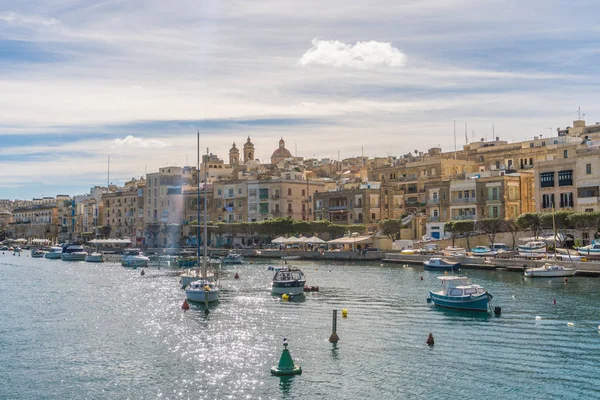 Malta - November, 2018: Uitzicht op de havens van Malta steden van de boottocht. — Stockfoto