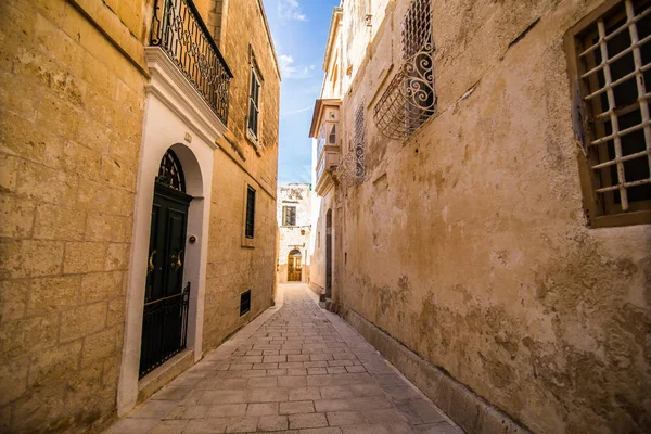 Rua pitoresca velha de Mdina na ilha de Malta — Fotografia de Stock