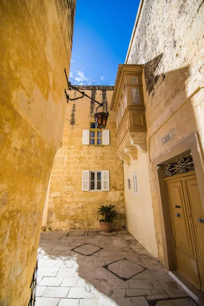 Mdina, Malta - Novembro de 2018: bela vista da antiga cidade de rua medieval estreita Mdina, Malta — Fotografia de Stock