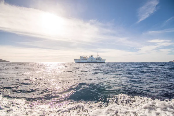 Мдина, Мальта - ноябрь 2018 года: Gozo Boat в удивительных голубых водах Средиземного моря вблизи Мальты возле синего грота с лодки — стоковое фото