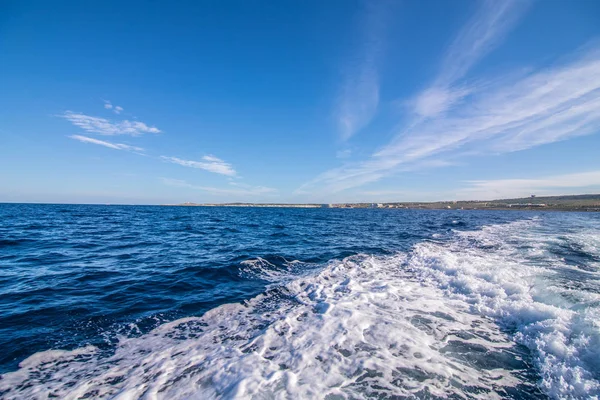 Increíbles aguas azules del mar Mediterráneo cerca de Malta cerca de la gruta azul desde un barco —  Fotos de Stock