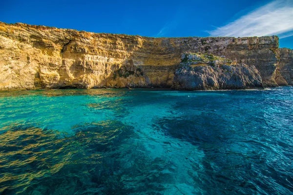 Niesamowite błękitne wody Morza Śródziemnego w pobliżu Malty w pobliżu Błękitna Grota z łodzi — Zdjęcie stockowe