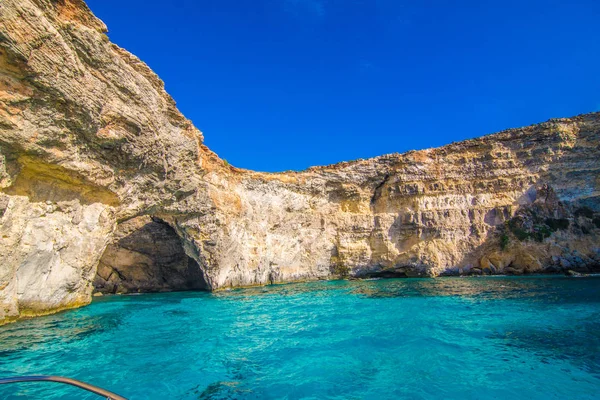 Acantilados y vistas al mar de la isla de Comino desde el barco, Malta. Paisaje marino en Malta, Comino y las islas Gozo — Foto de Stock