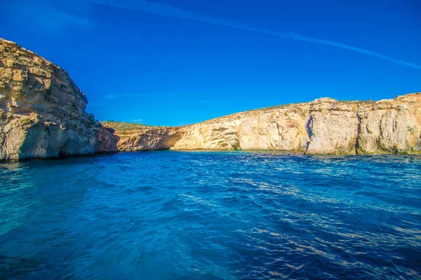 Uçurum ve Deniz Manzaralı, tekne, Malta Adası Comino. Deniz manzarası, Malta, Comino ve Gozo Adaları — Stok fotoğraf