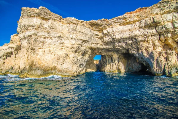 Uçurum ve Deniz Manzaralı, tekne, Malta Adası Comino. Deniz manzarası, Malta, Comino ve Gozo Adaları — Stok fotoğraf