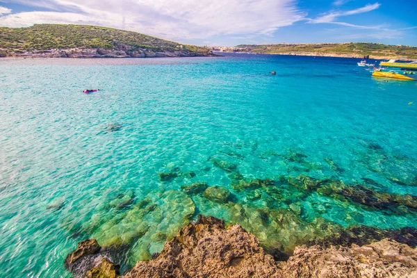 COMINO, MALTA - Noviembre, 2018: Vacaciones en la laguna azul en la isla Comino en Malta — Foto de Stock