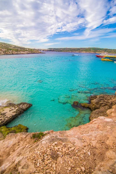 Comino'daki, Malta - Kasım, 2018: Malta Adası Comino üstünde mavi lagün bayramlarda — Stok fotoğraf