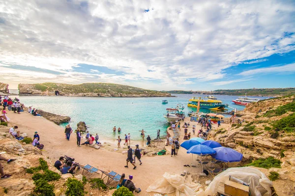 COMINO, MALTA - Noviembre, 2018: Vacaciones en la laguna azul en la isla Comino en Malta — Foto de Stock