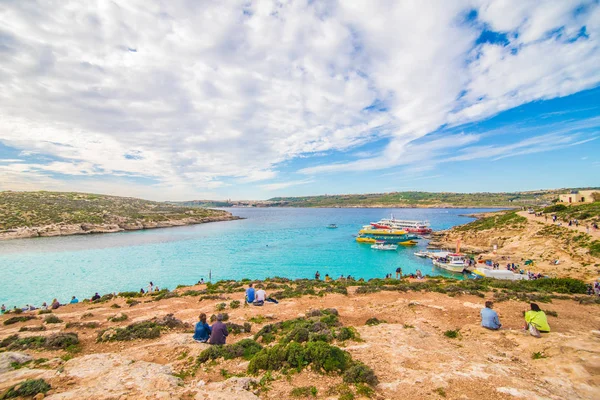 COMINO, MALTA - Noviembre, 2018: Vacaciones en la laguna azul en la isla Comino en Malta — Foto de Stock