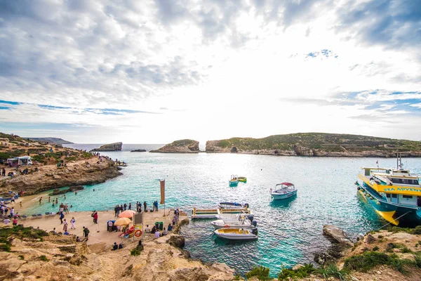 COMINO, MALTA - Noviembre de 2018: Vacaciones en la laguna azul en la isla Isla de Comino Malta — Foto de Stock