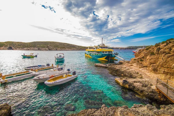 COMINO, MALTA - Noviembre de 2018: Vacaciones en la laguna azul en la isla Isla de Comino Malta — Foto de Stock
