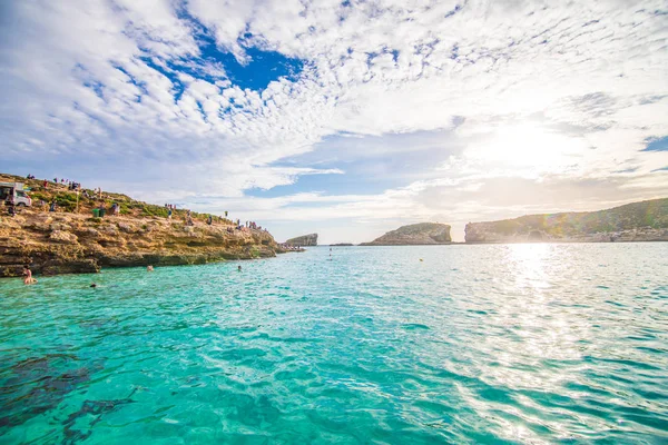 COMINO, MALTA - Noviembre de 2018: Vacaciones en la laguna azul en la isla Isla de Comino Malta — Foto de Stock