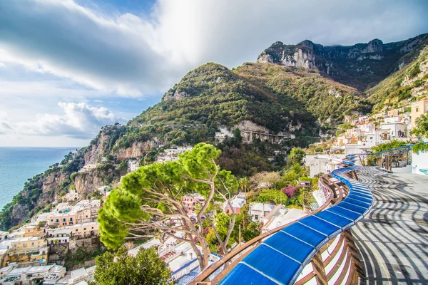 Belas cidades costeiras da Itália pitoresca Positano na costa de Amalfi — Fotografia de Stock