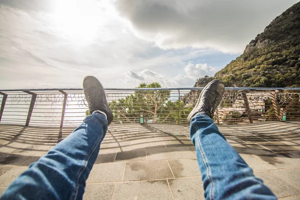 Muž nohy na pohledu na město Positano v Amalfinském pobřeží — Stock fotografie