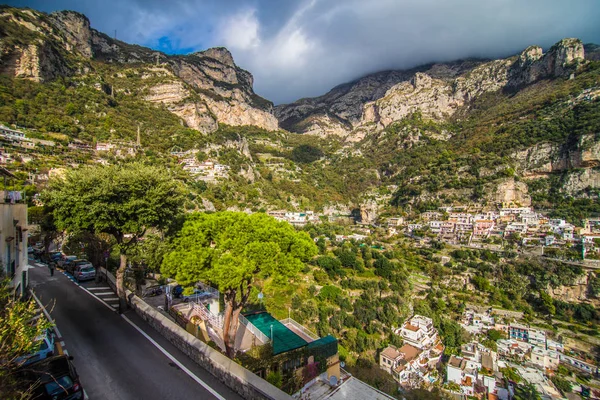 Belas cidades costeiras da Itália pitoresca Positano na costa de Amalfi — Fotografia de Stock