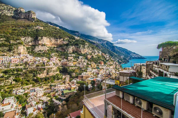 Landschapsmening op Positano op Amalfi kust, Campania, Italië — Stockfoto