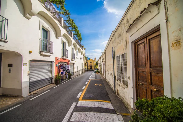 Positano, Itália - Novembro de 2018: rua antiga e acolhedora na cidade de Positano, Campânia, Itália — Fotografia de Stock